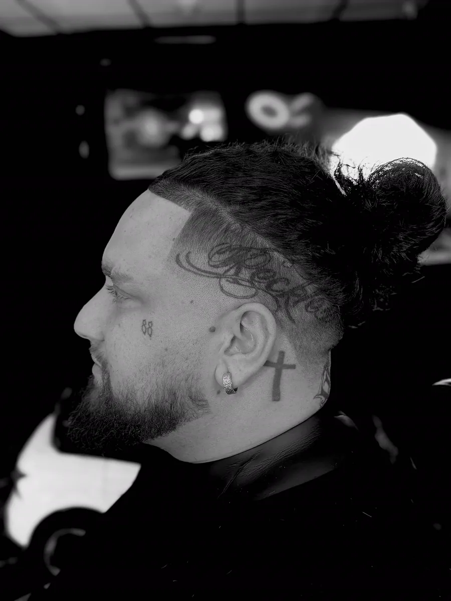 Coupe avec contour net et chignon, en noir et blanc